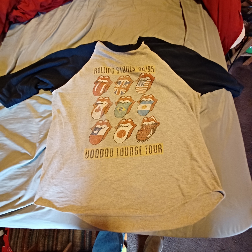 Vintage 94, 95 Rolling Stones voodoo tour t-shirt.